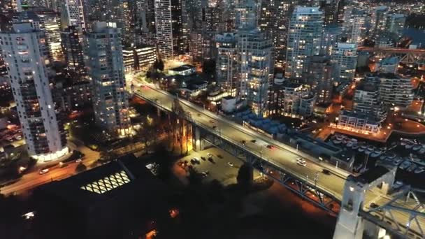 从空中俯瞰温哥华市中心的夜晚 格兰维尔桥和法尔斯溪 加拿大不列颠哥伦比亚省 — 图库视频影像