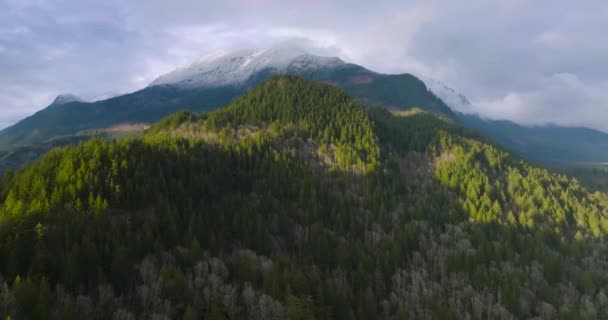 Αεροφωτογραφία Του Καναδικού Ορεινού Τοπίου Κοντά Στη Λίμνη Χάρισον Ηλιοβασίλεμα — Αρχείο Βίντεο