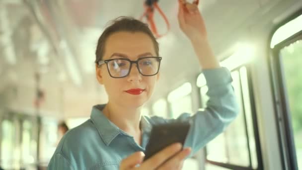 Kollektivtrafik Kvinna Glasögon Spårvagn Med Hjälp Smartphone Chatta Och Sms — Stockvideo
