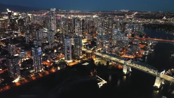 夜のバンクーバーのダウンタウン グランヴィル橋 偽クリークの素晴らしい空中ビュー カナダのブリティッシュコロンビア州 — ストック動画