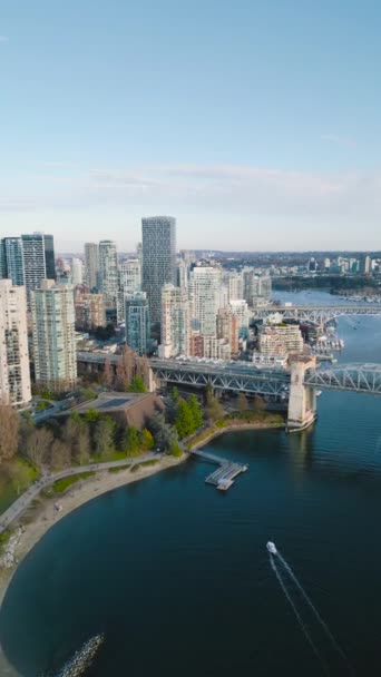 Vertikální Video Ohromující Letecký Pohled Centrum Vancouveru Granville Bridge False — Stock video
