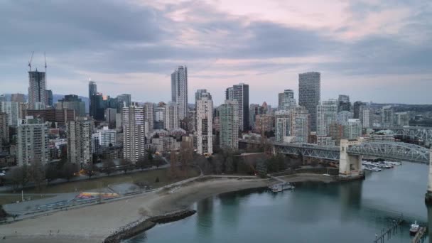 温哥华市中心 格兰维尔桥和福尔斯溪的空中风景令人惊叹 加拿大不列颠哥伦比亚省 — 图库视频影像