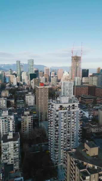 垂直录像 加拿大不列颠哥伦比亚省温哥华市中心摩天大楼的空中景观 — 图库视频影像