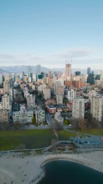 Dikey video. Vancouver, British Columbia, Kanada 'daki gökdelenlerin hava görüntüsü.