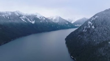 Chilliwack Gölü 'nün ve kışın dağların havadan manzarası. Vancouver 'ın doğusunda, British Columbia, Kanada