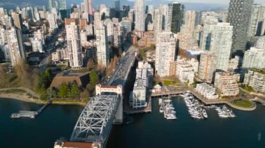 Vancouver, Granville Köprüsü ve False Creek 'in merkezindeki çarpıcı hava manzarası. British Columbia, Kanada.