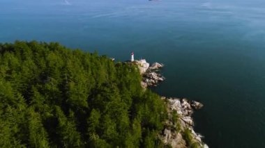 Gündüzleri Atkinson Deniz Feneri ve yakınlarındaki Batı Vancouver, Britanya Kolumbiyası, Kanada 'nın tarihi manzarası. Farklı hızda çekilmiş - normal ve hızlandırılmış.