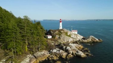 Atkinson Deniz Feneri 'nin tarihi manzarası ve gündüz çevresindeki doğa, West Vancouver, British Columbia, Kanada.