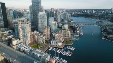 Vancouver, Granville Köprüsü ve False Creek 'in merkezindeki çarpıcı hava manzarası. British Columbia, Kanada.