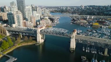 Vancouver, Granville Köprüsü ve False Creek 'in merkezindeki çarpıcı hava manzarası. British Columbia, Kanada.