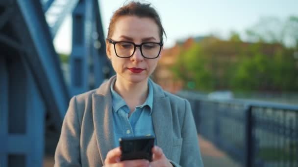 Caucasian Businesswoman Coat Walking City Early Morning Using Smartphone Communication — Stock Video
