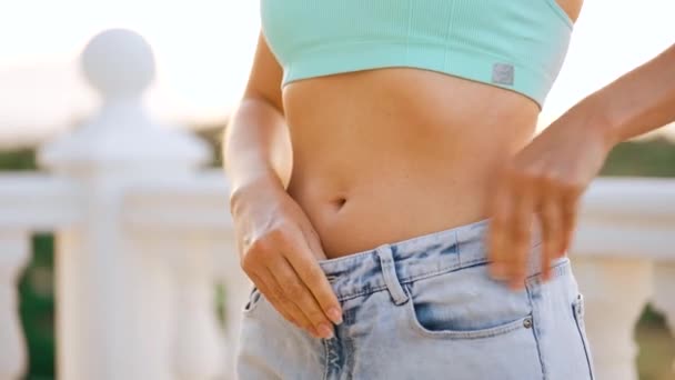 Frau Genießt Gewichtsverlust Hause Balkon Schlanker Frauenkörper Großen Jeans Gesunde — Stockvideo