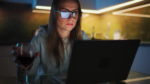 Woman Glasses Sitting Kitchen Working Laptop Night Texting Someone Glass — Video