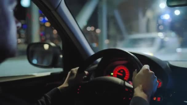 Hombre Conduciendo Por Las Calles Ciudad Nocturna Deslumbramiento Ventana Del — Vídeos de Stock