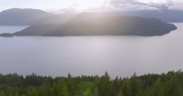Vista Panorámica Aérea Del Lago Harrison Bosque Con Cordillera Fondo — Vídeo de stock