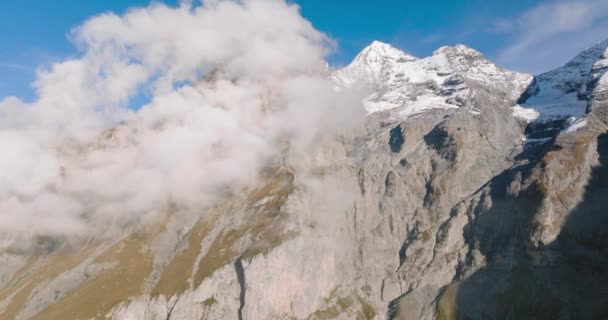 Αεροφωτογραφία Των Νεφών Και Βραχώδη Βουνά Ελβετικές Άλπεις Ελβετία — Αρχείο Βίντεο