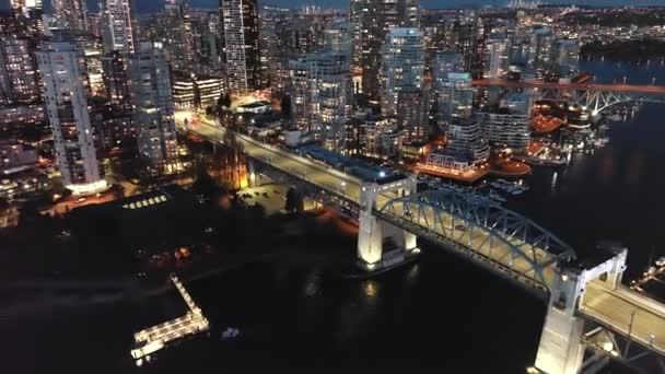 从空中俯瞰温哥华市中心的夜晚 格兰维尔桥和法尔斯溪 加拿大不列颠哥伦比亚省 — 图库视频影像
