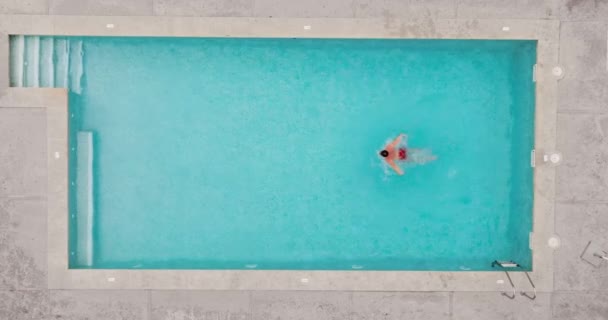 Αεροφωτογραφία Ενός Άντρα Κόκκινο Σορτσάκι Κολυμπάει Στην Πισίνα Αργή Κίνηση — Αρχείο Βίντεο