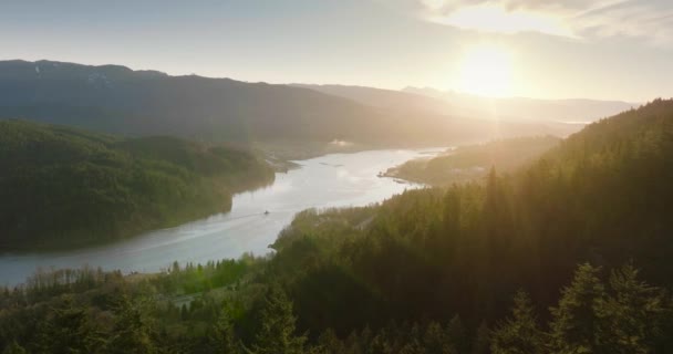 ディープコーブ湾のバーナビー山公園と周囲の山の風景からのパノラマの空中ビュー バンクーバー ブリティッシュコロンビア州 カナダ — ストック動画