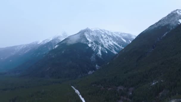 Luftaufnahme Des Winters Felsigen Bergen Düsteren Tag Chilliwack British Columbia — Stockvideo