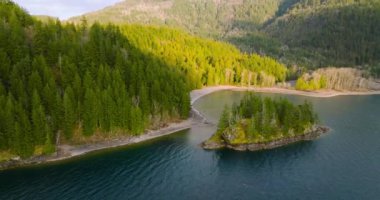 Harrison Gölü 'nün havadan panoramik görüntüsü, önü ve arkaplanı dağ sıraları olan küçük bir ada. Vancouver, British Columbia, Kanada