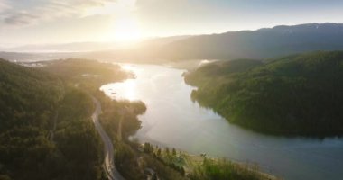 Deep Cove Bay 'deki Burnaby Dağ Parkı ve çevresindeki dağ manzarasının panoramik görüntüsü. Vancouver, British Columbia, Kanada