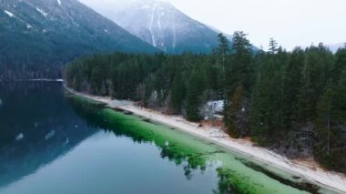 Chilliwack Gölü kıyısında ve kışın dağlarda uçmak. Vancouver 'ın doğusunda, British Columbia, Kanada
