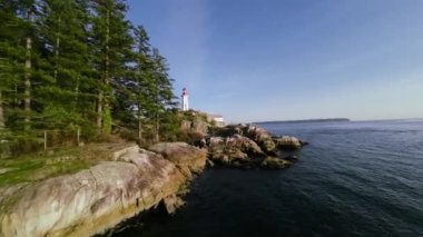 Atkinson Deniz Feneri 'nin tarihi manzarası ve gündüz çevresindeki doğa, West Vancouver, British Columbia, Kanada.