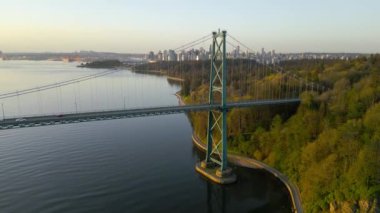 Şafakta Lions Gate Köprüsü ve Stanley Parkı 'nın havadan görüntüsü. Arka planda Vancouver şehir merkezi var. Britanya Kolombiyası Kanada 