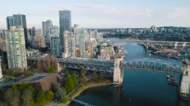 Vancouver, Granville Köprüsü ve False Creek 'in merkezindeki çarpıcı hava manzarası. British Columbia, Kanada.