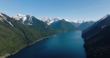 Chilliwack Gölü 'nün ve baharda dağların havadan manzarası. Vancouver 'ın doğusunda, British Columbia, Kanada