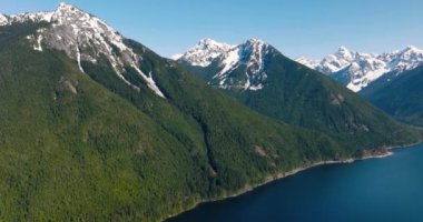 Chilliwack Gölü 'nün ve baharda dağların havadan manzarası. Vancouver 'ın doğusunda, British Columbia, Kanada