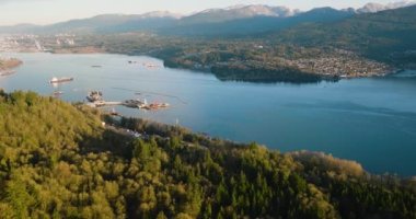 Deep Cove Bay 'deki Burnaby Dağ Parkı ve çevresindeki dağ manzarasının panoramik görüntüsü. Vancouver, British Columbia, Kanada