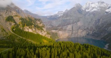 Bir sonbahar günü Bluemlisalp dağıyla Oeschinensee Gölü 'nün hava manzarası. İsviçre Alpleri, Kandersteg. İsviçre.