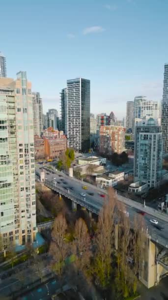 Vertikální Video Letecký Pohled Mrakodrapy Centru Vancouveru Provoz Granvillském Mostě — Stock video