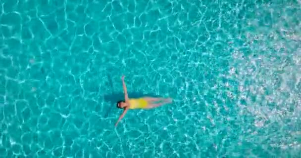 Pohled Shora Dolů Ženu Žlutých Plavkách Ležící Zádech Bazénu Zpomalený — Stock video