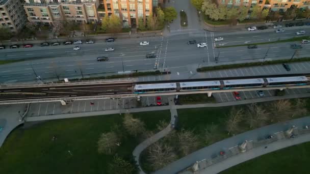 温哥华市区 摩天大楼 公路交通 火车和山地的空中景观 加拿大不列颠哥伦比亚省 — 图库视频影像