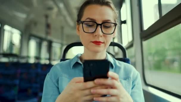 Transportasi Umum Wanita Berkacamata Menggunakan Smartphone Chatting Dan Sms Dengan — Stok Video