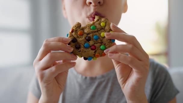 Hungrig Kvinna Biter Och Tuggar Färgglada Chip Kaka Närbild Kvinnliga — Stockvideo