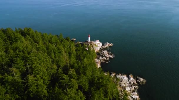 加拿大不列颠哥伦比亚省温哥华市西部的历史地标点Atkinson灯塔及其附近自然的空中景观 — 图库视频影像