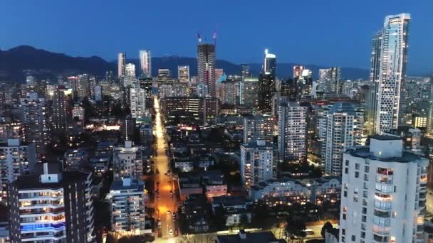 夜景明亮的摩天大楼的空中景观 加拿大不列颠哥伦比亚省温哥华市中心 — 图库视频影像
