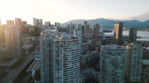 Luchtfoto Van Wolkenkrabbers Downtown Vancouver British Columbia Canada Bij Zonsondergang — Stockvideo