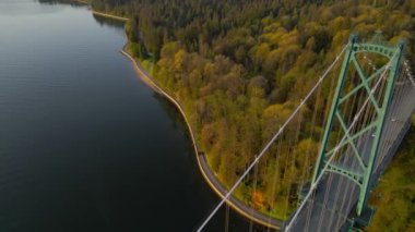 Şafakta Lions Gate Köprüsü ve Stanley Parkı 'nın havadan görüntüsü. Arka planda Vancouver şehir merkezi var. Britanya Kolombiyası Kanada 