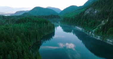 İlkbaharda Elbow Lake 'in ve dağ manzarasının havadan manzarası. Vancouver 'ın doğusunda, British Columbia, Kanada
