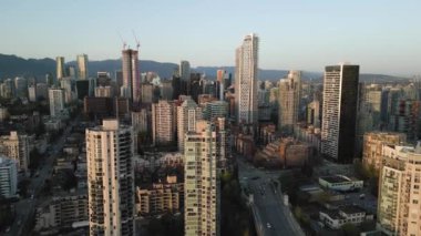 Vancouver, British Columbia, Kanada 'daki gökdelenlerin hava görüntüsü.