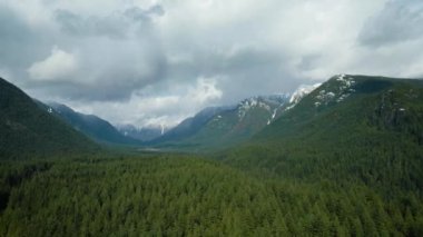 Bulutlu bir günde Kanada dağlarının hava manzarası. Vancouver yakınlarında çekilmiş, British Columbia, Kanada. Doğa Arkaplanı.