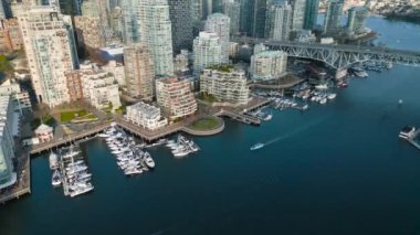 Vancouver, Granville Köprüsü ve False Creek 'in merkezindeki çarpıcı hava manzarası. British Columbia, Kanada.