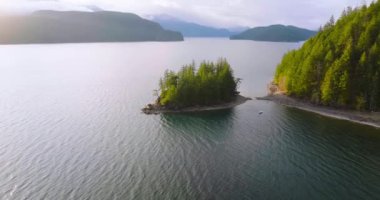 Harrison Gölü 'nün havadan panoramik görüntüsü, önü ve arkaplanı dağ sıraları olan küçük bir ada. Vancouver, British Columbia, Kanada