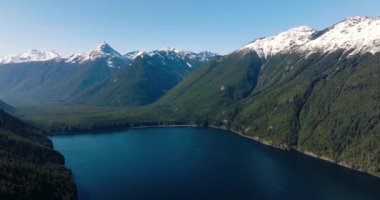 Chilliwack Gölü 'nün ve baharda dağların havadan manzarası. Vancouver 'ın doğusunda, British Columbia, Kanada