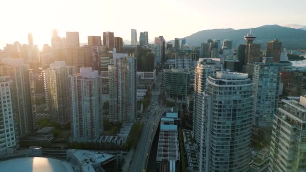 加拿大不列颠哥伦比亚省温哥华市中心的摩天大楼在日落时分的空中景观 — 图库视频影像